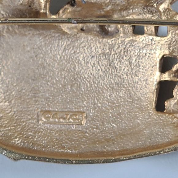 *Vintage Matte Gold Tone Noah's Arc Pin Brooch with Animals Signed AJC - Picture 8 of 8